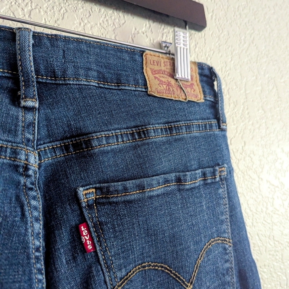 Levi's 725 Highrise Bootcut Dark Wash Jeans - Picture 2 of 3